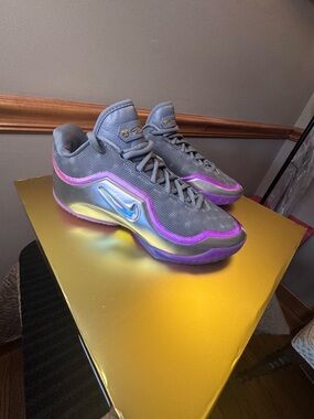 Nike LeBron James Bubble Boy Baskeball Sneakers men’s size 9.5